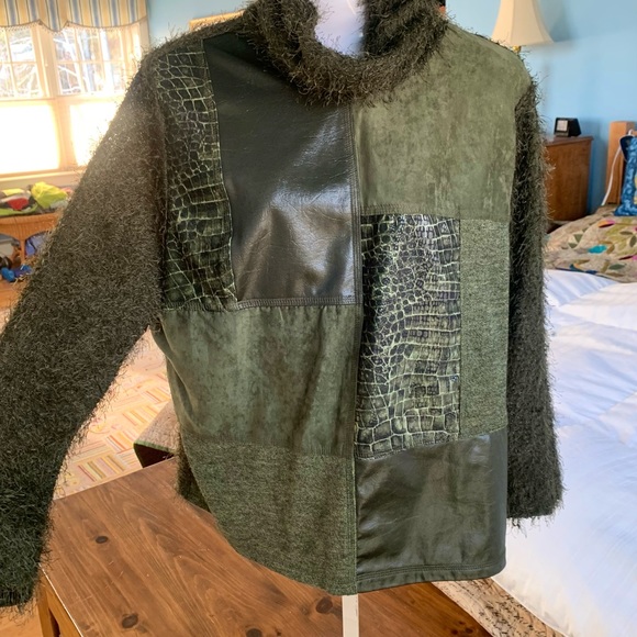 2 Piece-ERIC RYAN SPORT Green Faux Leather outfit, Size 10 - Picture 3 of 14